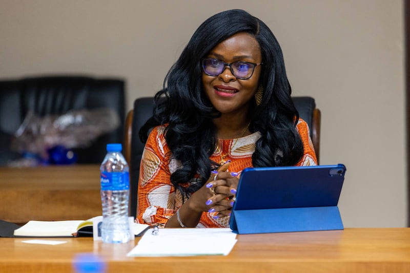 Haja Ramatulai Wurie, ministra de educación técnica y superior de Sierra Leona, habla durante una reunión con élder Clark G. Gilbert del Cuórum de los Doce Apóstoles en Freetown, Sierra Leona, el miércoles 26 de agosto de 2026.