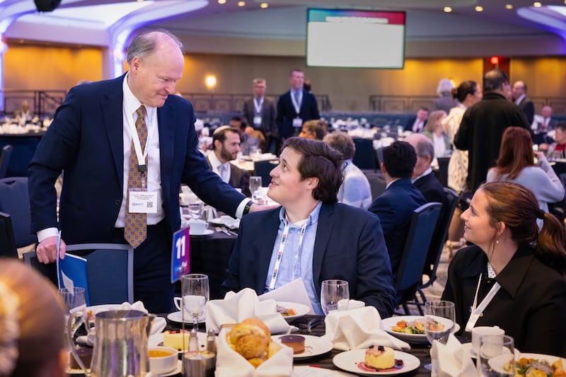 El élder Marcus B. Nash, de la Presidencia de los Setenta, saluda a los invitados durante una cena del Foro Mundial de la Fe en Washington, D. C., el martes 3 de febrero de 2026.