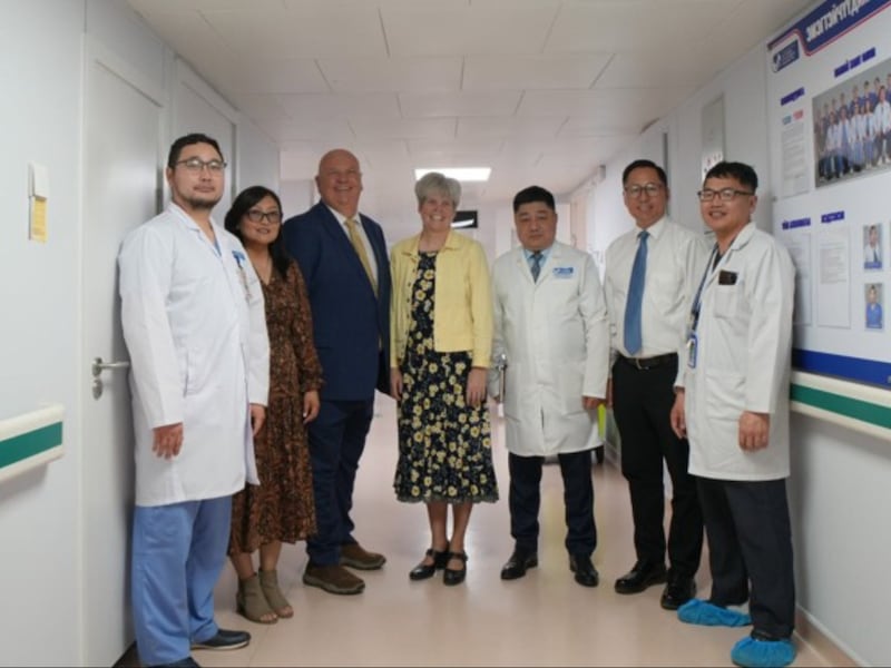 Representantes de La Iglesia de Jesucristo de los Santos de los Últimos Días se reúnen con doctores del Centro Nacional de Salud Materna e Infantil en Ulaanbaatar, Mongolia, después de una donación de equipos de la Iglesia el 18 de junio de 2026.