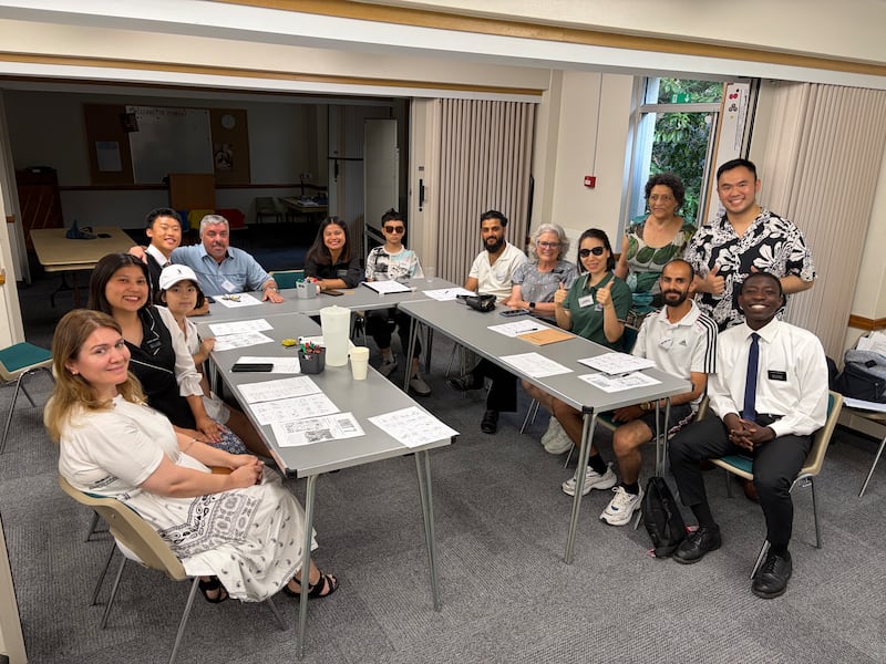 Los maestros, estudiantes y misioneros sonríen para una foto durante una clase de EnglishConnect en el edificio de la rama de Bournemouth en la estaca de Southampton England el martes 14 de julio de 2026.