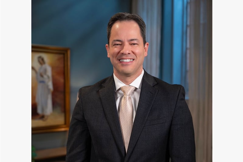 El élder Ronald M. Barcellos, Setenta Autoridad General, habla a los estudiantes de BYU–Pathway Worldwide durante una transmisión devocional el viernes 6 de febrero de 2026.