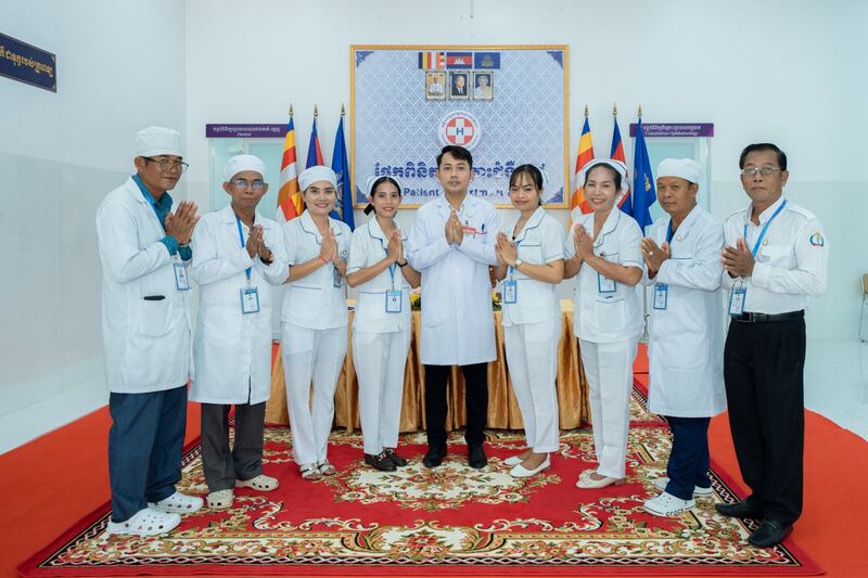 Médicos y enfermeras expresan su agradecimiento por su nuevo edificio de consultas externas en el complejo del Hospital de Referencia Preah Net Preah, en la provincia de Banteay Meanchey, en el noroeste de Camboya, el 26 de febrero de 2026.