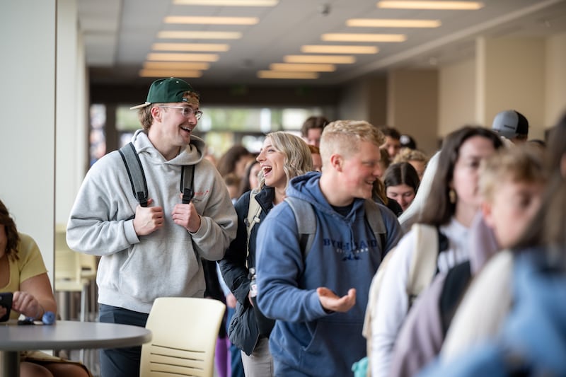Los estudiantes de BYU–Idaho se reúnen en el I-Center para escuchar al élder Aaron T. Hall, Autoridad General Setenta, que ofrece un discurso de devocional en Rexburg, Idaho, el martes 3 de marzo de 2026.