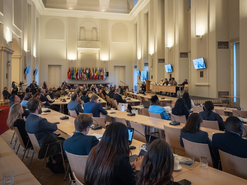 Participantes de la Conferencia Internacional de Alto Nivel de la Alianza del Artículo 18 (Alianza Internacional por la Libertad Religiosa o de Creencias) escuchan a los panelistas durante una sesión de la conferencia en el Palacio Czernin, sede del Ministerio de Asuntos Exteriores checo en Praga, República Checa, el 13 de noviembre de 2025.