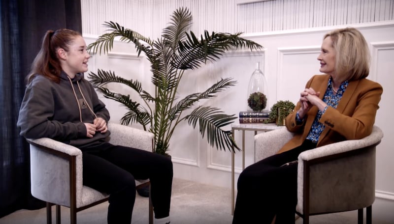 La presidenta general de las Mujeres Jóvenes, Bonnie H. Cordon, entrevista a la jugadora de fútbol profesional Santo de los Últimos Días Olivia Moultrie durante el evento Cara a Cara del 9 de marzo de 2022.