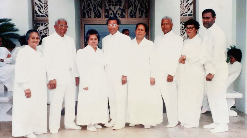 El élder Taniela B. Wakolo y la hermana Anita Wakolo, al centro, se toman una foto con su familia extendida después de ser sellados en el Templo de Nuku'alofa Tonga en 1995.