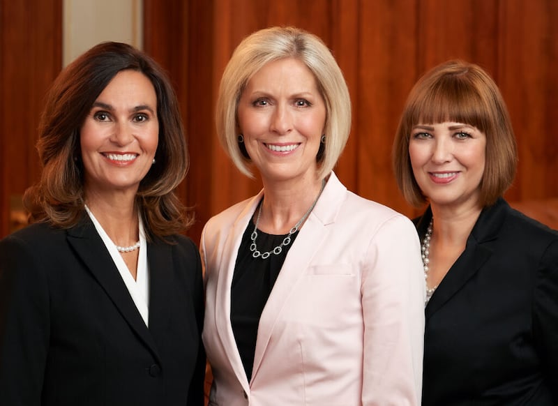 La presidencia general de la Primaria: Hermana Lisa L. Larkness, primeira consejera, hermana Joy D. Jones, presidenta, y hermana Cristina Franco, segunda consejera.