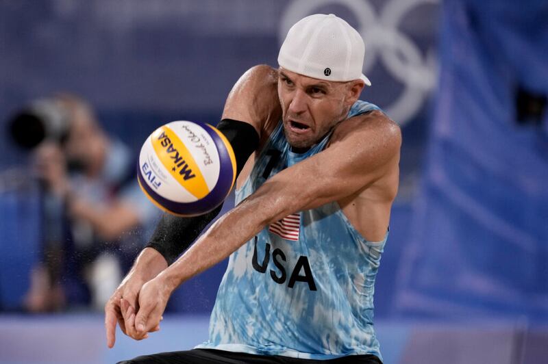 Jake Gibb (1), de Estados Unidos, devuelve un tiro contra Alemania durante un partido de voleibol de playa masculino en los Juegos Olímpicos de Verano 2020, el lunes, 2 de agosto de 2021 en Tokio, Japón.