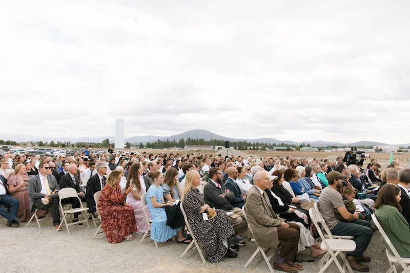Miembros de la comunidad, líderes interreligiosos, líderes gubernamentales y miembros de La Iglesia de Jesucristo de los Santos de los Últimos Días asisten a la ceremonia de colocación de la primera piedra del Templo de Coeur d'Alene Idaho el sábado, 29 de agosto de 2026, en Coeur d'Alene, Idaho.