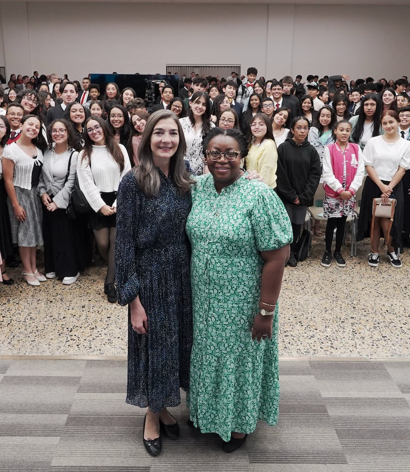 La hermana Tracy Y. Browning y la hermana Andrea Muñoz Spannaus llevan a cabo un devocional Cara a Cara con los jóvenes en Medellín, Colombia, el domingo 14 de septiembre de 2025.
