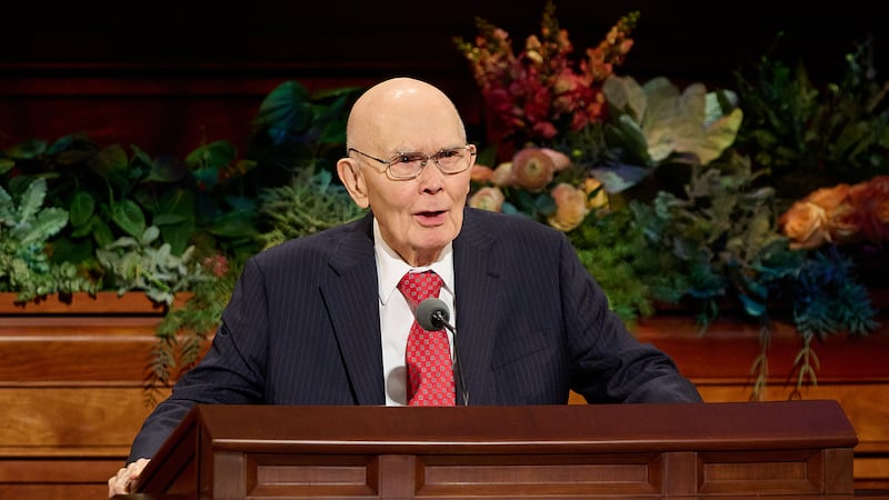 El presidente Dallin H. Oaks, Presidente de La Iglesia de Jesucristo de los Santos de los Últimos Días, habla durante la sesión del domingo por la tarde de la Conferencia General Anual N.º 196 de La Iglesia de Jesucristo de los Santos de los Últimos Días en el Centro de Conferencias en Salt Lake City el 4 de octubre de 2026.