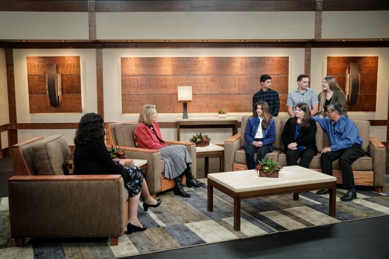La hermana Reyna I. Aburto, segunda consejera de la presidencia general de la Sociedad de Socorro, y la presidenta general de la Primaria, Camille N. Johnson, a la izquierda, entrevistan a la familia Hurtado, a la derecha, durante un panel de discusión sobre historia familiar en el estudio del Edificio de Oficinas de la Iglesia el martes, 21 de diciembre de 2021, en Salt Lake City.