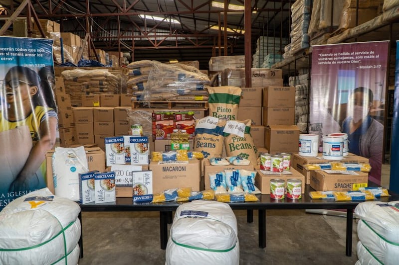 Una mesa llena de artículos incluidos en la donación de alimentos de la Iglesia para los sobrevivientes del huracán en San Pedro Sula, Honduras, el 1 de febrero de 2021. Credit: The Church of Jesus Christ of Latter-day Saints