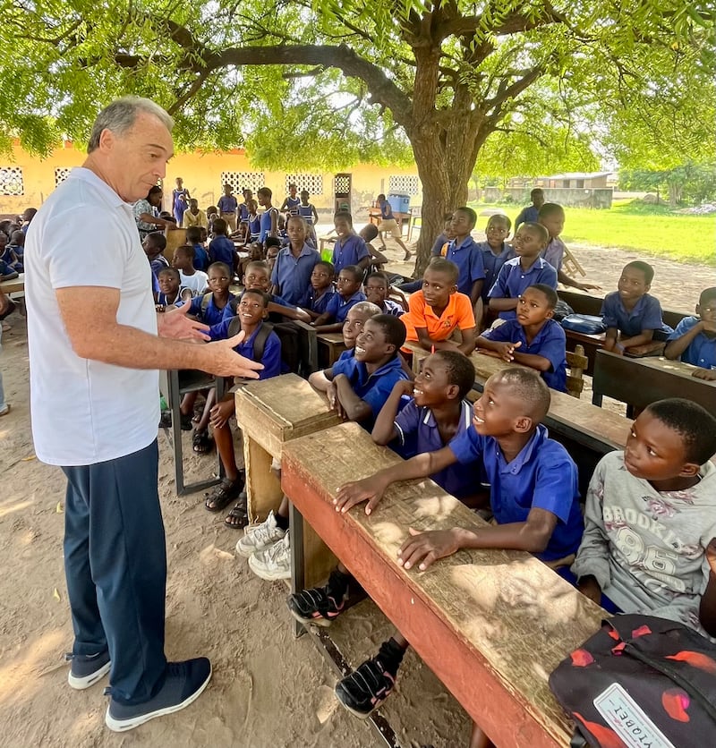 Misioneros séniors de La Iglesia de Jesucristo de los Santos de los Últimos Días que sirven bajo la Oficina de Ginebra para la Educación en Derechos Humanos presentan una lección sobre derechos humanos a niños en Ghana.