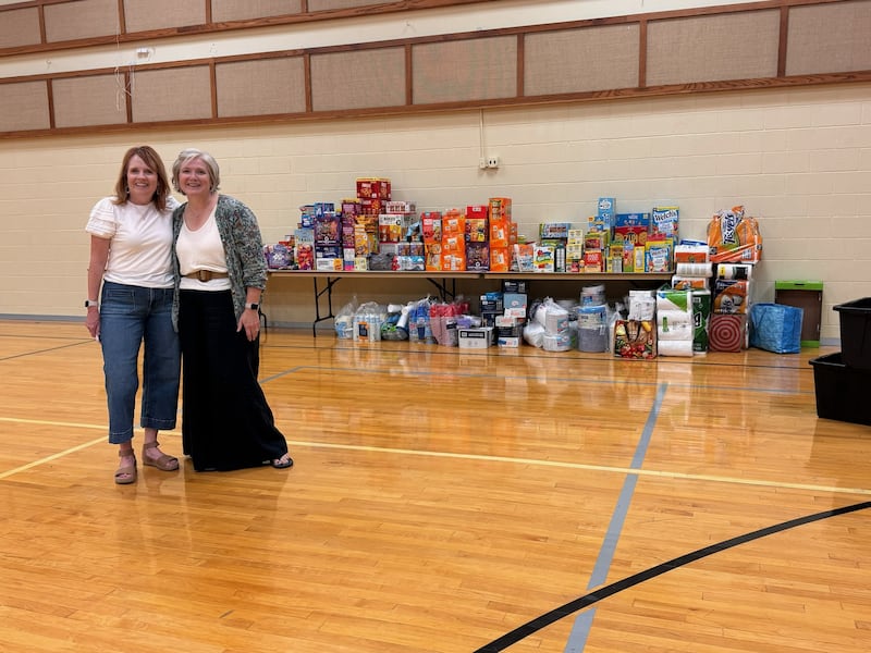 La Presidenta de la Sociedad de Socorro de la Estaca Colorado Springs East, Shelli Garrett, posa con la Presidenta de la Sociedad de Socorro de la Estaca Pueblo Colorado, Mary Marble, el 10 de julio de 2026, frente a las donaciones reunidas para los evacuados del incendio de Aspen Acres.
