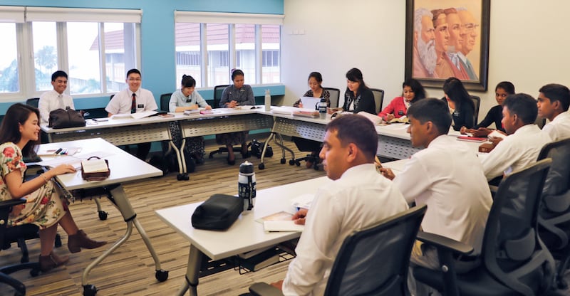Los misioneros se sientan en una clase en el Centro de Capacitación para Misioneros de Filipinas en Filipinas.