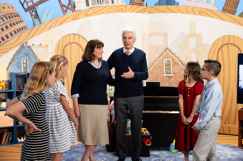 El élder Gérald Caussé y la hermana Valérie Caussé hablan con niños durante la transmisión Amigo a Amigo de septiembre de 2026.