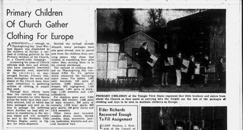 Niños de la Primaria recolectan ropa para niños europeos en un artículo y fotografía publicados en el Deseret News con fecha del 7 de diciembre de 1946.