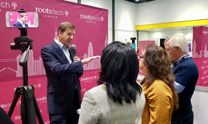 El director general de FamilySearch, Steve Rockwood, habla con representantes de los medios de comunicación y blogueros en el centro de exhibiciones London ExCel en el RootsTech Londres, el jueves 24 de octubre de 2019.