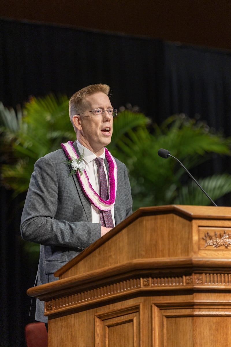 Luke Nichols habla durante una devocional de la Universidad BYU–Hawái en Laie, Hawái, el martes 29 de septiembre de 2026.