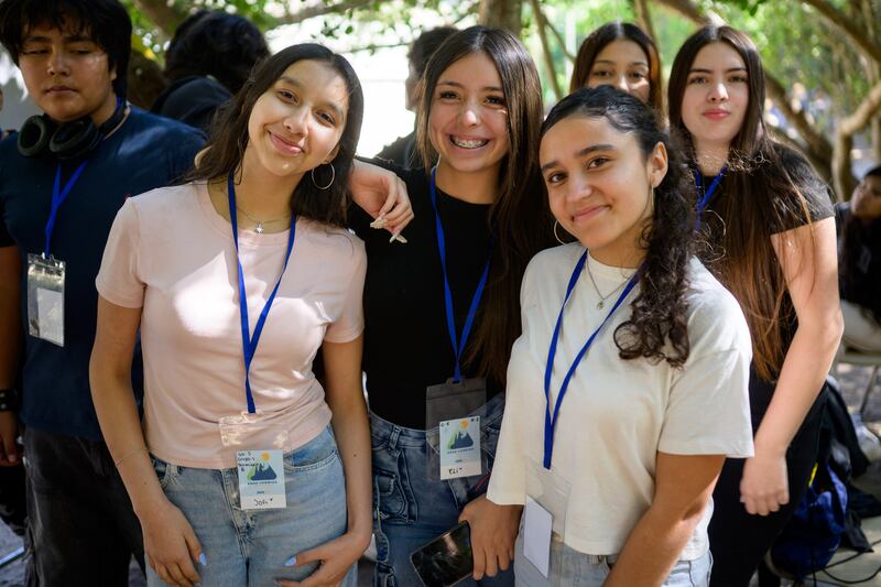 Jóvenes mujeres están juntas y sonríen en una conferencia Para la Fortaleza de la Juventud en Chile el 10 de febrero de 2026.