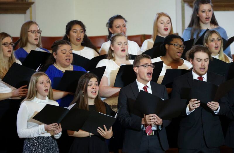El Coro Combinado de Institutos del Valle de Salt Lake canta durante el Sunrise Service, parte del evento de Days of ’47, en el Salón de Asambleas de la Manzana del Templo en Salt Lake City, el viernes, 23 de julio de 2021.