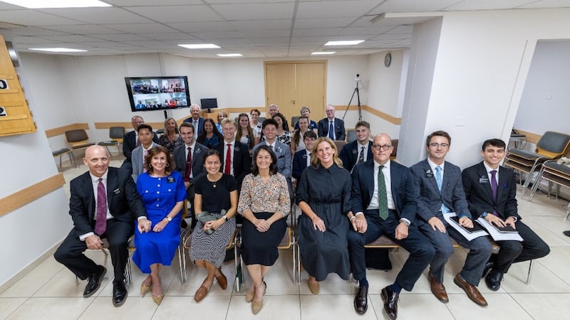 Misioneros de la Misión Atenas Grecia se reúnen en persona y en línea con la hermana Kristin M. Yee, segunda consejera de la presidencia general de la Sociedad de Socorro, durante una reunión en Larnaca, Chipre, el 2 de septiembre de 2026.