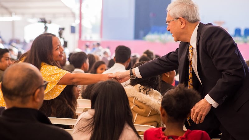 El élder Gerrit W. Gong interactúa con los miembros de la Iglesia antes de una conferencia especial en Antananarivo, Madagascar, el 24 de mayo de 2026.