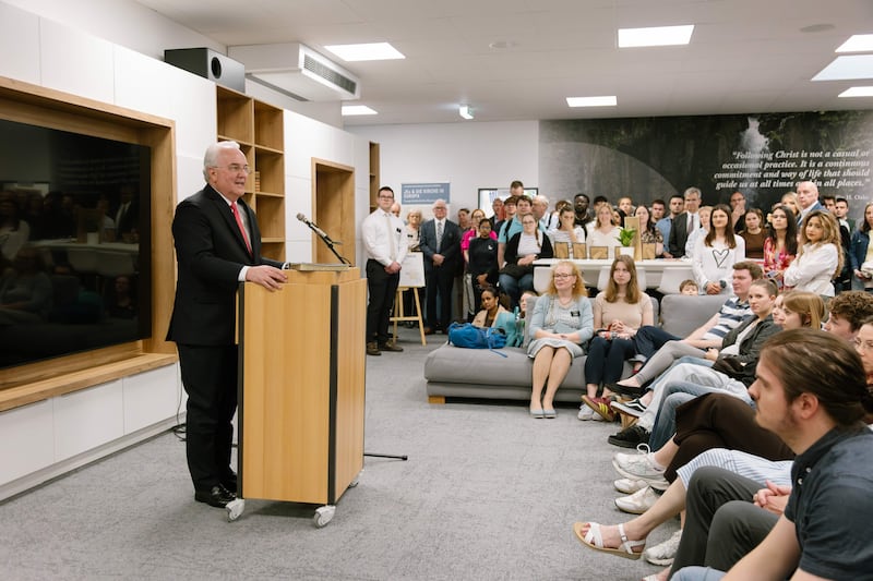 El élder Jack N. Gerard se prepara para dedicar el Instituto de Religión de Fráncfort en Fráncfort, Alemania, el 18 de abril de 2026.
