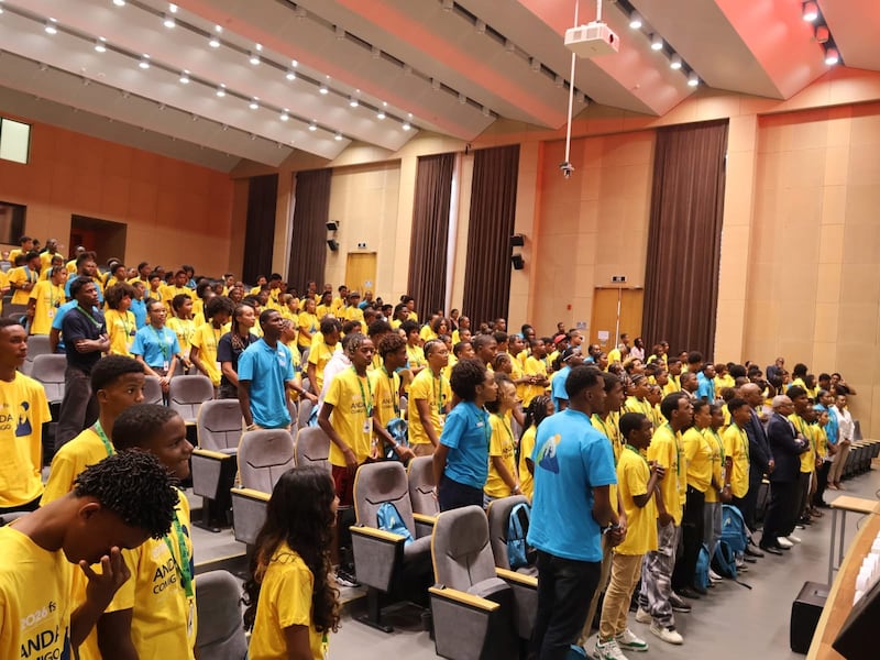 Los jóvenes asisten a la ceremonia de apertura de una sesión de la conferencia Para la Fortaleza de la Juventud en Praia, Cabo Verde, 17 de agosto de 2026.