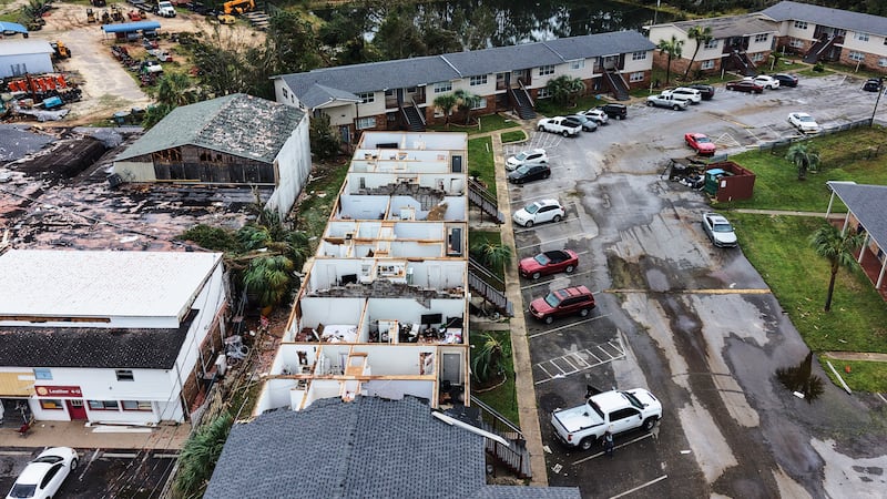 Un complejo de apartamentos al que se le arrancó el techo se ve después del huracán Isaías en Milton, Florida, el sábado 10 de octubre de 2026.
