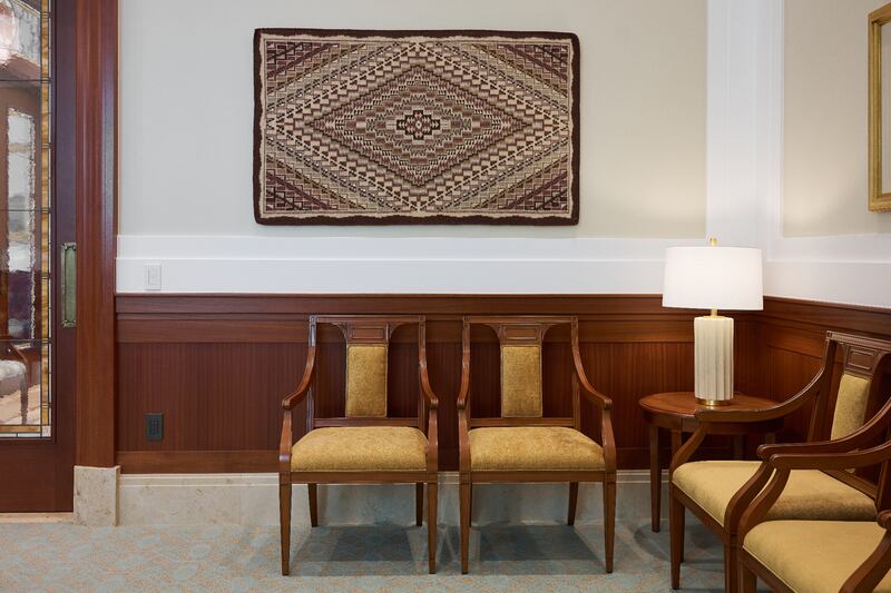 El interior del Templo de Farmington, Nuevo México, que La Iglesia de Jesucristo de los Santos de los Últimos Días invitó al público a recorrer desde el 17 de julio hasta el 2 de agosto de 2025, muestra motivos de diseño inspirados en la influencia nativa americana local y la flora nativa.