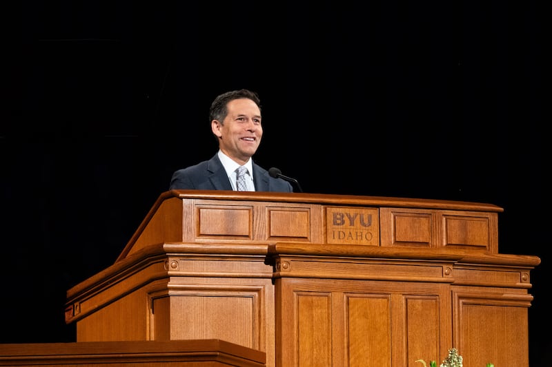 El élder B. Corey Cuvelier, Setenta Autoridad General, habla durante un devocional de BYU–Idaho realizado en el I–Center en Rexburg, Idaho, el martes 19 de mayo de 2026.