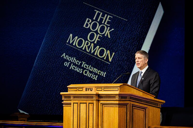 El élder Matthew S. Holland, Setenta Autoridad General, habla durante una devocional de BYU realizada en el Centro Marriott en Provo, Utah, el martes 20 de enero de 2026.