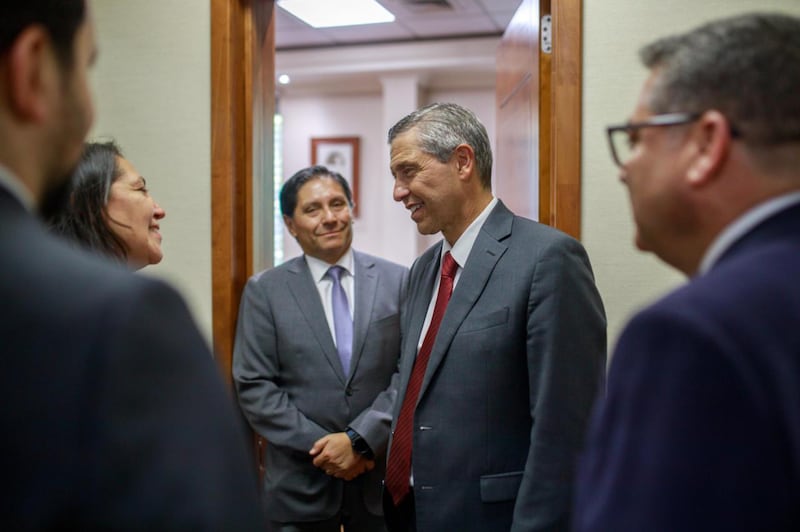 El élder Joaquín E. Costa, Setenta Autoridad General y presidente del Área Sudamérica Sur de la Iglesia, estrecha la mano de un funcionario del gobierno de Chile en Santiago, Chile, a principios de febrero de 2026.