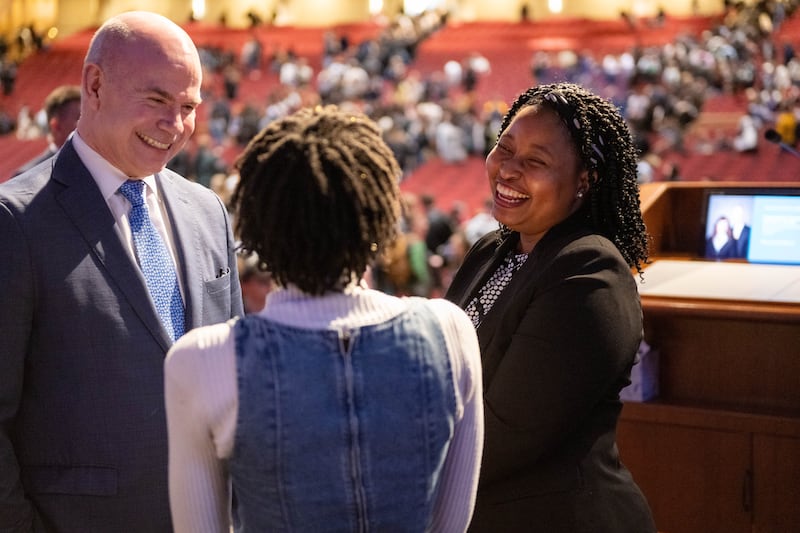 El presidente de BYU–Idaho, Alvin F. Meredith III, a la izquierda, y la hermana Novelty Busisiwe Buthelezi, a la derecha, esposa del élder Clement M. Matswagothata, Setenta Autoridad General, en un devocional ofrecido por el élder Matswagothata en Rexburg, Idaho, el martes 10 de marzo de 2026.