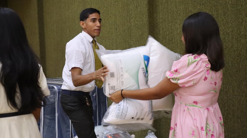 Voluntarios y misioneros de La Iglesia de Jesucristo de los Santos de los Últimos Días preparan artículos para los afectados por los terremotos gemelos en Venezuela el sábado, 27 de junio de 2026.