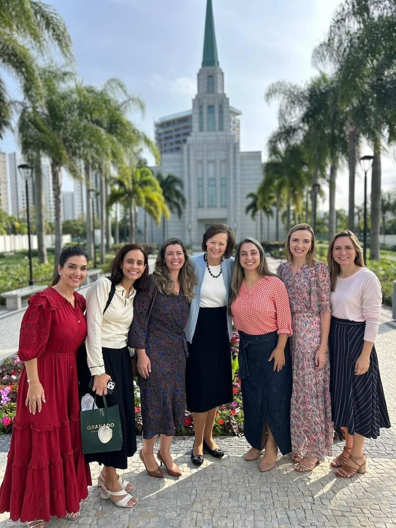 La Presidenta General de la Primaria Susan H. Porter, al centro, visita el Templo de Río de Janeiro Brasil, jueves 11 de junio de 2026.