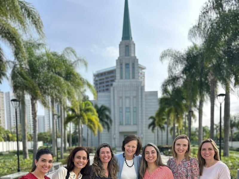 La Presidenta General de Primaria Susan H. Porter, en el centro, visita el Templo de Río de Janeiro Brasil el jueves 11 de junio de 2026.