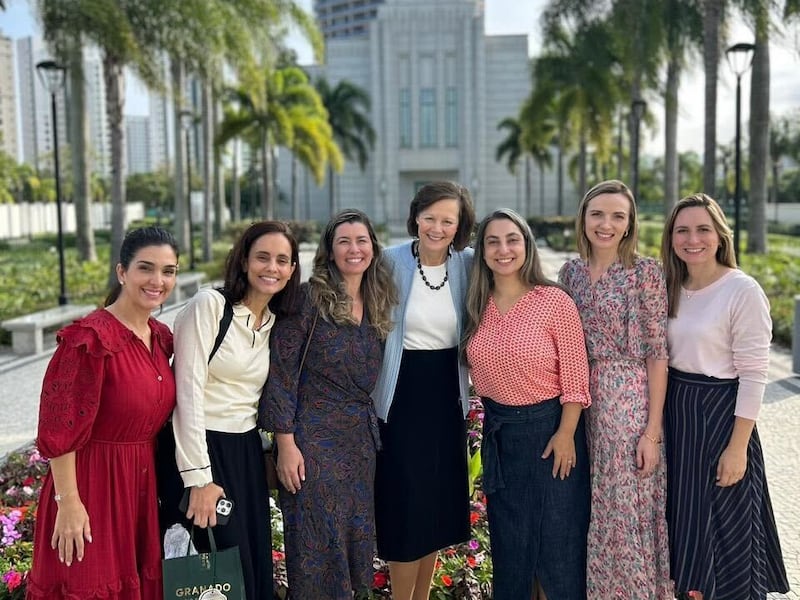 La Presidenta General de Primaria Susan H. Porter, en el centro, visita el Templo de Río de Janeiro Brasil el jueves 11 de junio de 2026.