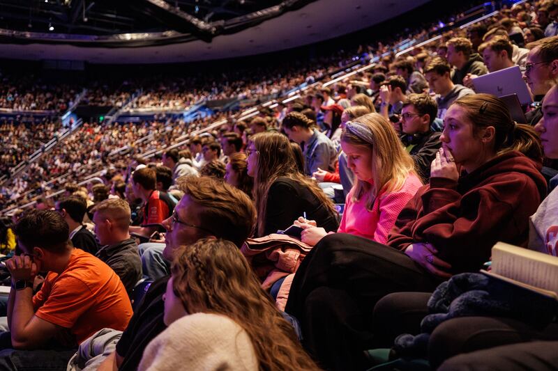 Los estudiantes escuchan mientras el presidente de la Universidad Brigham Young, C. Shane Reese, habla durante el devocional de apertura del semestre de invierno el martes 13 de enero de 2026, en el campus de la escuela en Provo, Utah.
