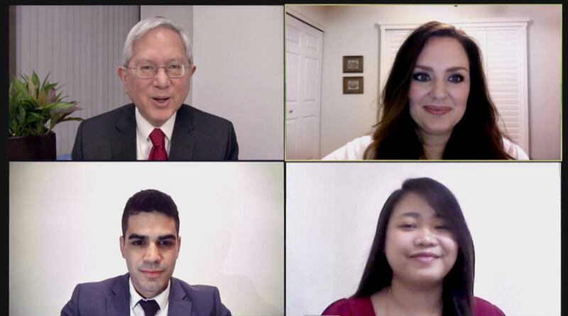 Desde la parte superior izquierda hacia la derecha, el élder Gerrit W. Gong dirige un panel de discusión virtual con Brigette F. Wheatfill, Donna Melise Salangad y Frèdèric Paulet durante la transmisión de Instrucción para líderes del templo e historia familiar de 2022.