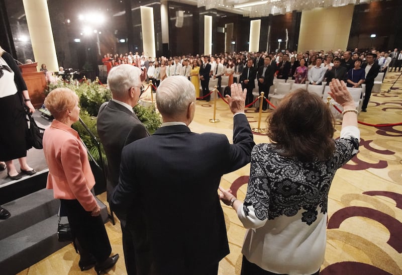 El presidente Russell M. Nelson, de La Iglesia de Jesucristo de los Santos de los Últimos Días, y su esposa, la hermana Wendy Nelson, junto con el élder D. Todd Christofferson, del Cuórum de los Doce Apóstoles de La Iglesia de Jesucristo de los Santos de los Últimos Días, y su esposa, la hermana Kathy Christofferson, saludan a los participantes luego de un devocional en Hanói, Vietnam, el domingo 17 de noviembre de 2019.