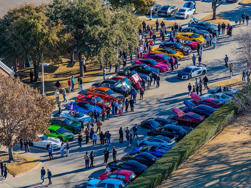 Se ven decenas de autos en una toma con dron estacionados afuera de un centro de reuniones en Plano, Texas, para un evento de "Cars and Christ" la mañana del sábado, 7 de febrero de 2026.