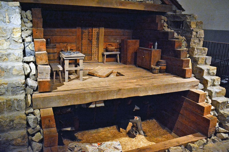 Reconstrucción de la cárcel de Liberty, donde José Smith y otros pasaron la Navidad de 1838. Reconstructed cutaway of the Liberty Jail, where Joseph Smith and others spent Christmas 1838.