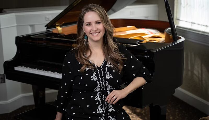 Traci Law — compositora del nuevo himno "Pequeñito en un Pesebre" — posa para un retrato en un piano de cola en 2020.
