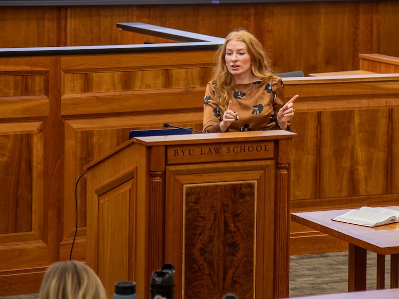 Kelsey Baer Flores enseña una clase en la Facultad de Derecho de la BYU el martes, 27 de octubre de 2026. Baer Flores dirigirá la nueva Clínica de Libertad Religiosa de la BYU que se lanza este invierno.