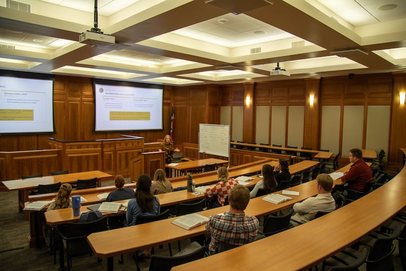 Kelsey Baer Flores imparte una clase en la Facultad de Derecho de BYU en Provo, Utah, el martes 27 de octubre de 2026.