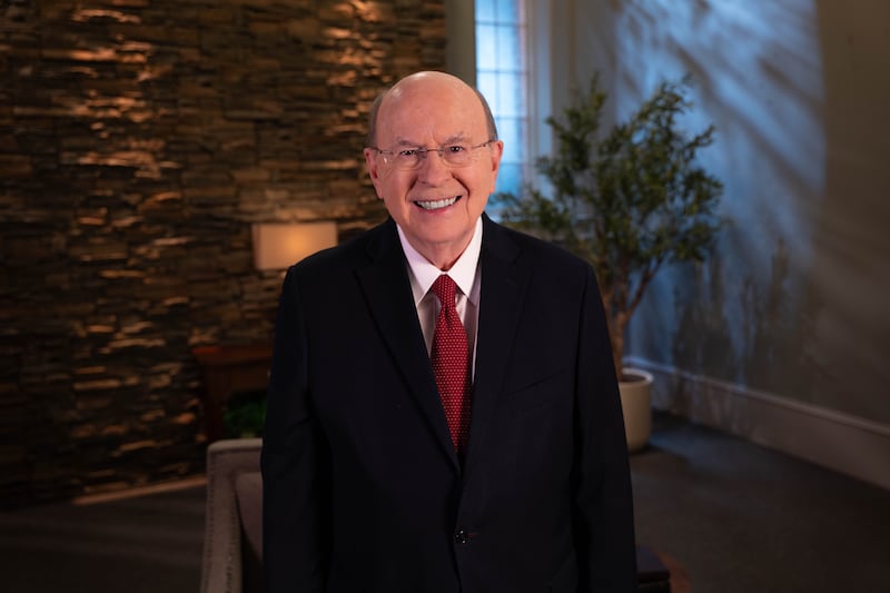 El élder Quentin L. Cook del Cuórum de los Doce Apóstoles habla durante una transmisión devocional a estudiantes de BYU–Pathway Worldwide el viernes 31 de julio de 2026.