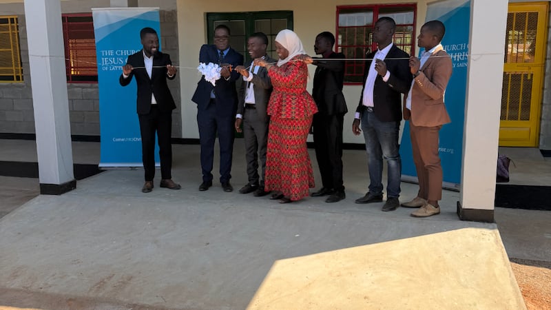 Un grupo corta la cinta inaugural de aulas nuevas en la Escuela Primaria Magwero en el Distrito de Lilongwe, Malaui, 19 de junio de 2026.